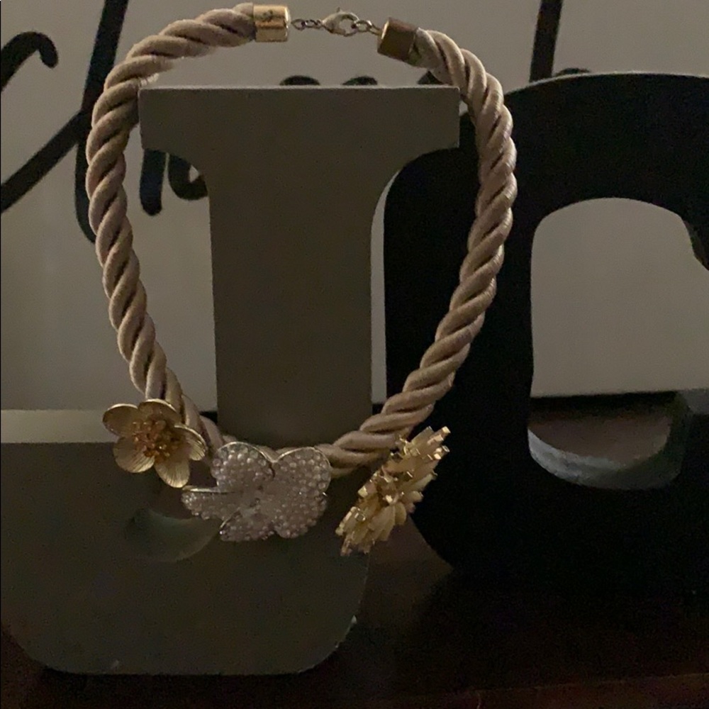 Flower choker necklace